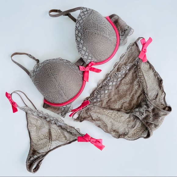 La SENZA Lace Bra and Two Panties Set - Picture 1 of 1